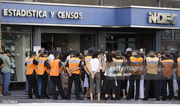 Buenos Aires, ARGENTINA: Empleados del Instituto Nacional de Estadistica y Censos de Argentina participan en una protesta frente a las oficinas...