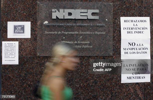 Buenos Aires, ARGENTINA: Una mujer camina frente al edificio del Instituto Nacional de Estadistica y Censos de Argentina durante una protesta de los...