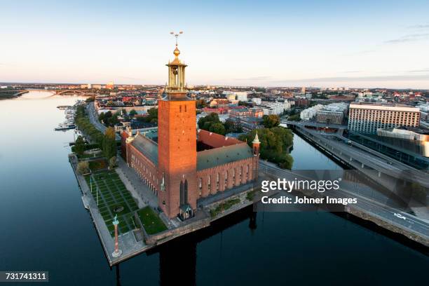 city scape with stockholm city hall, sweden - kungsholmen town hall stockfoto's en -beelden