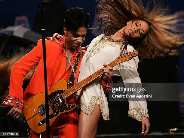 Musician Prince performs during the Super Bowl XLI Half-Time Press Conference at the Miami Convention Center on February 1, 2007 in Miami, Florida.