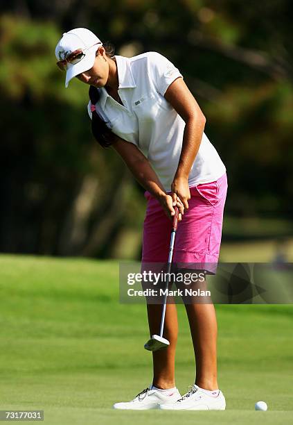 Nikki Garrett of Australia makes a putt during day two of the 2007 MFS Womens Australian Open at The Royal Sydney Golf Club February 2, 2007 in...