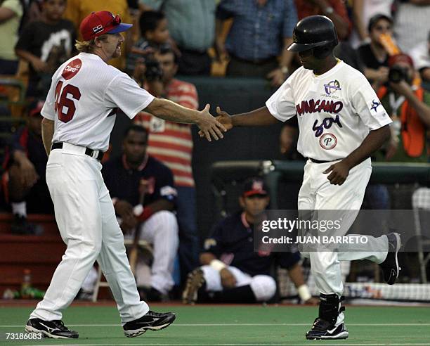 San Juan, PUERTO RICO: Tony Batista de las Aguilas Cibaenas de Republica Dominicana, festeja junto al coach tras batear home run, en un juego contra...