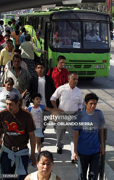 Centenares de guatemaltecos hacen uso del Transmetro en la periferia sur de Ciudad de Guatemala, el 03 de febrero de 2007. Al menos 10 mil usuarios...