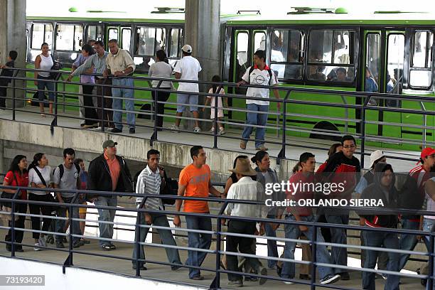 Centenares de guatemaltecos hacen uso del Transmetro en la periferia sur de Ciudad de Guatemala, el 03 de febrero de 2007. Al menos 10 mil usuarios...