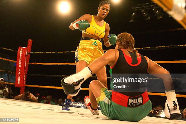 Johannesburg, SOUTH AFRICA: Laila Ali , boxing champion and daughter of boxing legend Muhammad Ali, hits, 03 February 2007, Guyanan boxer Gwendolyn...