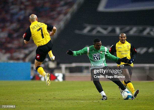 Carlos Kameni of Espanyol and Movilla and Ewerthon of Zaragoza in action during the match between RCD Espanyol and Real Zaragoza, of La Liga at the...