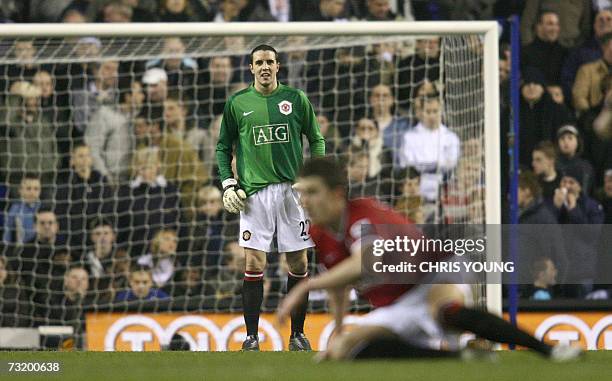 London, UNITED KINGDOM: Manchester United's Irish defender John O'Shea takes the goalkeeper's jersey after an injury to Edwin Van Der Sar, during the...