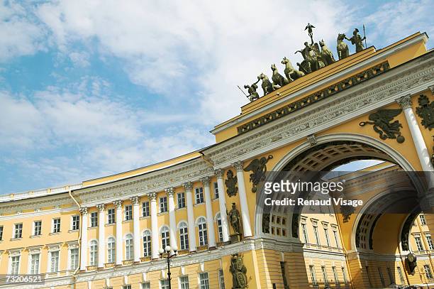 russia, st petersburg, chariot of victory and arch, dvortsovaya place - st petersburg russia stock pictures, royalty-free photos & images
