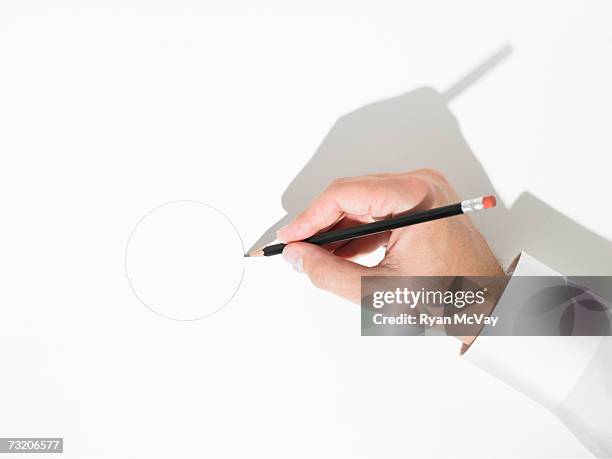 man drawing circle with pencil, close up of hand, overhead view - crayon photos et images de collection