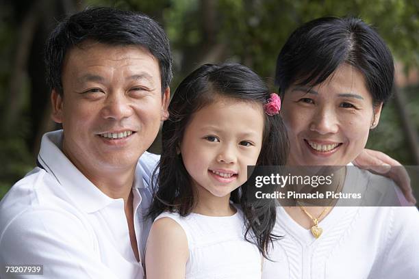 parents with daughter (4-5) outdoors, close-up, portrait - 45 49 år bildbanksfoton och bilder