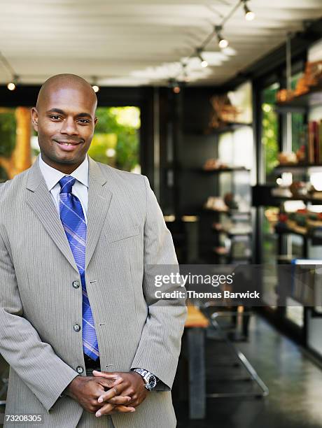 businessman in office, smiling, portrait - hemd und krawatte stock-fotos und bilder