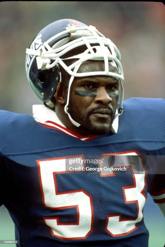 Linebacker Harry Carson of the New York Giants on the sideline during ...