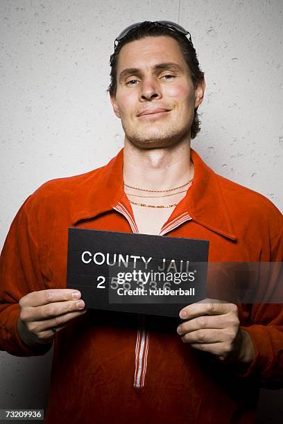 mug shot of casually dressed man with gold chains - prisoner stock-fotos und bilder