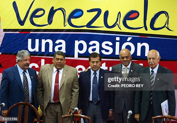 El vicepresidente de Venezuela Jorge Rodriguez posa para las camaras junto a Rafael Esquivel , Bernardo Alvarez , Norberto Alvarez , miembro de la...