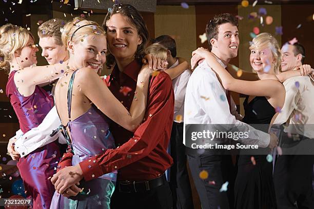 teenagers slow dancing - prom stockfoto's en -beelden