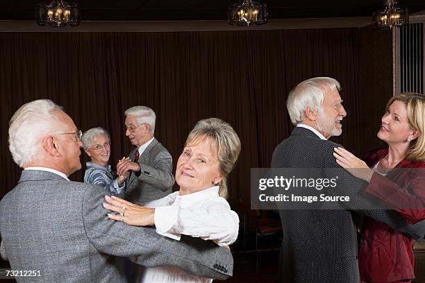 senior couples dancing - balzaal stockfoto's en -beelden