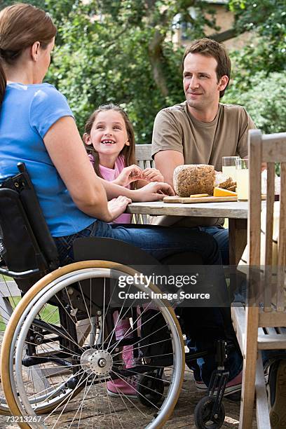 famiglia pranzo all'aperto - pranzare allaperto foto e immagini stock