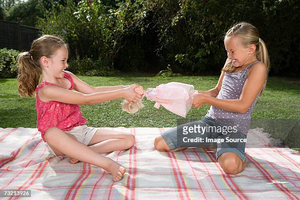 lucha de muñeca chicas - friends argue fotografías e imágenes de stock