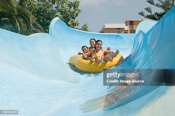 amis sur un toboggan aquatique - toboggan photos et images de collection