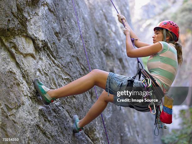 adolescente la descente en rappel - descente en rappel photos et images de collection
