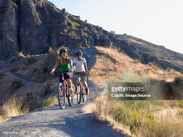 deux adolescents vélo - sports helmet photos et images de collection