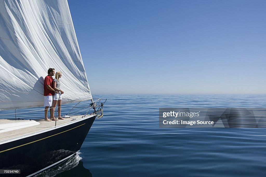 Paar stehend auf einem Schiffe Schleife