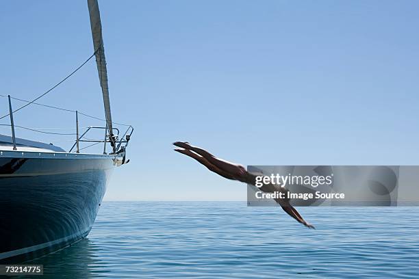 femme plongée dans l'océan - jumping of boat photos et images de collection