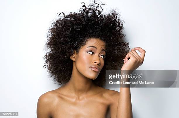 junge frau blick auf ihr haar, close-up - black woman hair stock-fotos und bilder