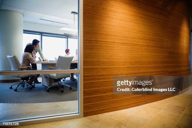 view through window to businesspeople working - wood paneling stockfoto's en -beelden
