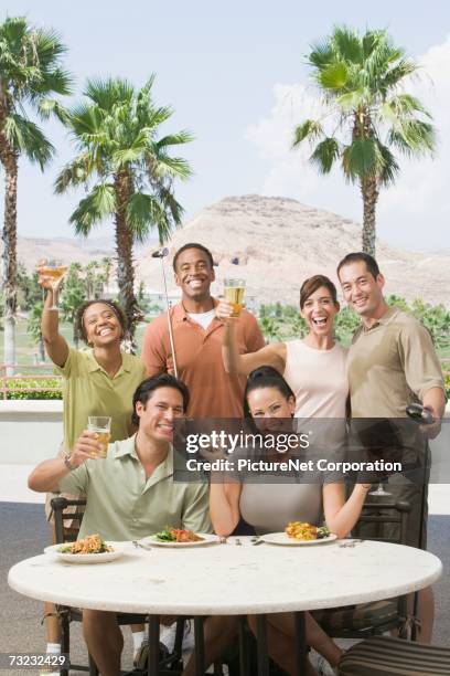group of friends eating and drinking at golf clubhouse - golf clubhouse stockfoto's en -beelden