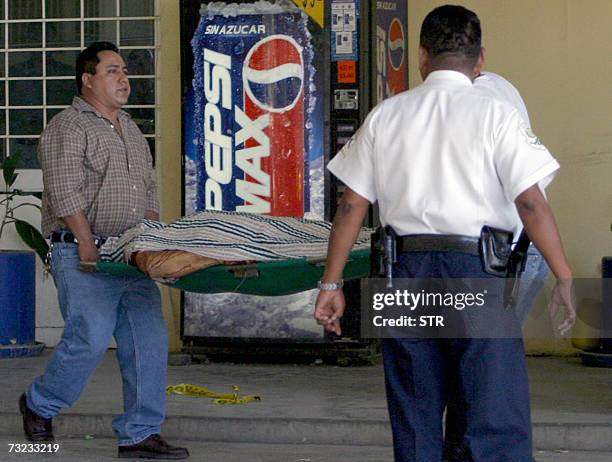 Personal medico forense traslada el cuerpo de uno de los cuatro policias ministeriales acribillados en el interior de la comandancia en el barrio...