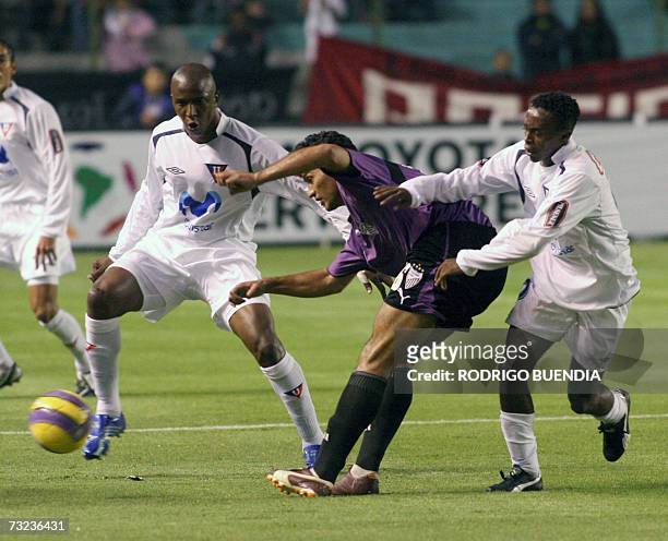 Ecuador Liga de Quito's Guerron and Lara vies for the ball with Tacuary from Paraguay's Ancho during their Libertadores Cup match 06 February, 2007...