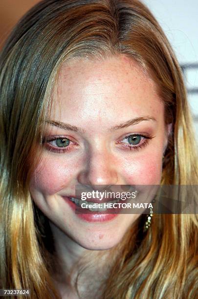 Los Angeles, UNITED STATES: Actress Sarah Henrickson poses for photographers as she arrives to the premiere of "Starter for 10" in Hollywood, CA 6...