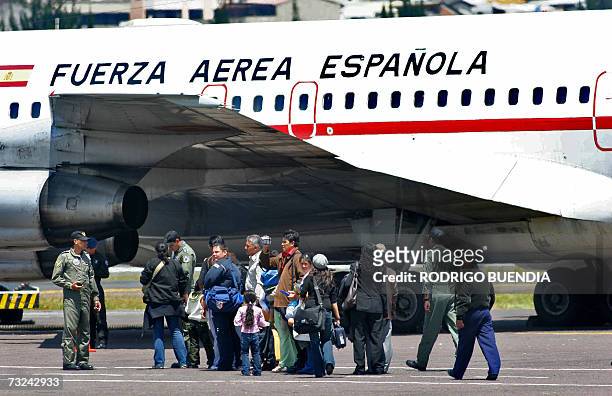 Un grupo de emigrantes ecuatorianos se preparan para abordar un avion de la Fuerza Aerea espanola en la Base Aerea Mariscal Sucre de Quito, el 07 de...