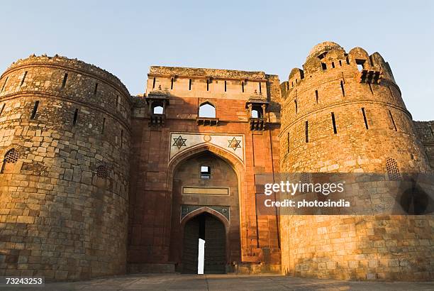 low angle view of the entrance to a fort, old fort, new delhi, india - fuerte viejo fotografías e imágenes de stock