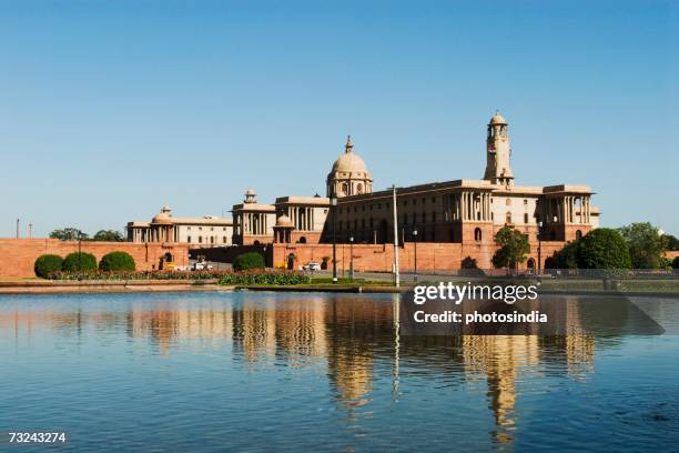 reflection of a government building in water, rashtrapati bhavan, new delhi, india - palácio presidencial rashtrapati bhawan imagens e fotografias de stock
