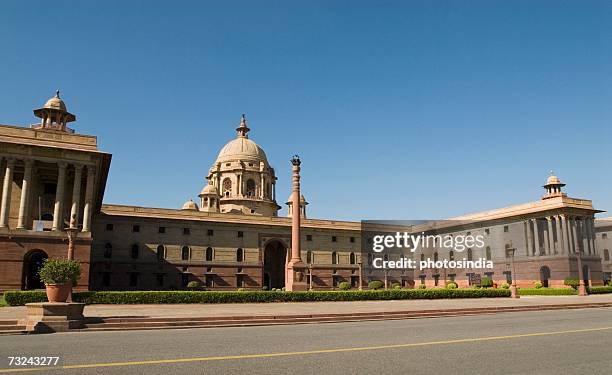 road along a government building, rashtrapati bhavan, new delhi, india - palácio presidencial rashtrapati bhawan imagens e fotografias de stock