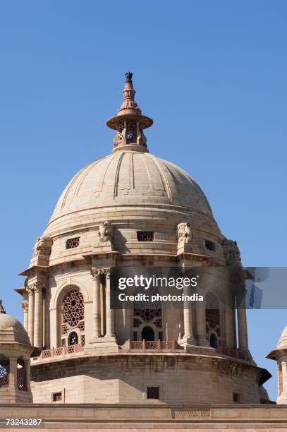 low angle view of the dome of a building, rashtrapati bhavan, new delhi, india - palácio presidencial rashtrapati bhawan imagens e fotografias de stock