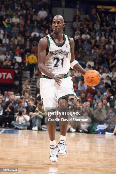 Kevin Garnett of the Minnesota Timberwolves dribbles against the Detroit Pistons during the game at Target Center on January 19, 2007 in Minneapolis,...