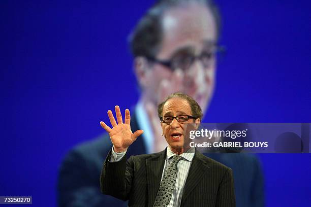 San Francisco, UNITED STATES: Ray Kurzweil speaks on "Singularity" during the RAS Conference 2007 in San Francisco, 07 February 2007. Kurzweil was...