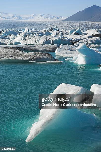 icebergs in the glacial melt water lagoon at jokulsarlon, breidamerkurjokull, south area, iceland, polar regions - breidamerkurjokull glacier stockfoto's en -beelden