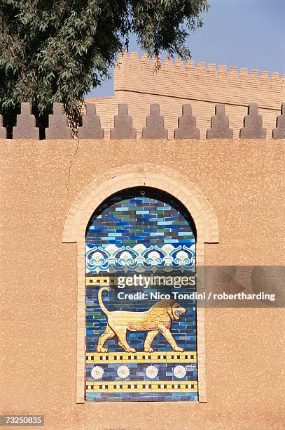 lion, babylon, iraq, middle east - persian wall art stock-fotos und bilder