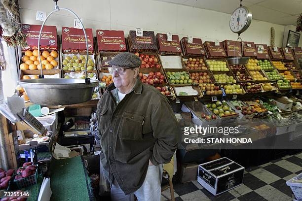 New York, UNITED STATES: TO GO WITH AFP STORY BY ALFONSO LUNA- EEUU-NY-SOCIETY: Vincent Cincotta looks out onto Court Street from the "Jim and Andy"...
