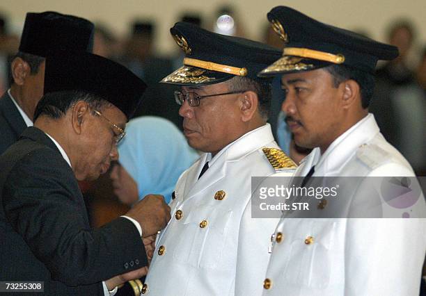 Banda Aceh, INDONESIA: Irwandi Yusuf , a former rebel and newly-elected governor, and his deputy Muhammad Nazar are officiated by Home Affair...