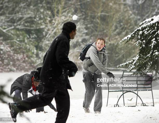 London, UNITED KINGDOM: Schoolboys engage in a snowball fight in Osterley Park, west of London, 08 February 2007. Heavy snow forced the closure of...