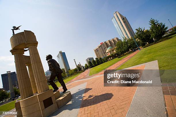 usa, georgia, atlanta, centennial olympic park, statue of pierre de coubertin - centennial park stock-fotos und bilder