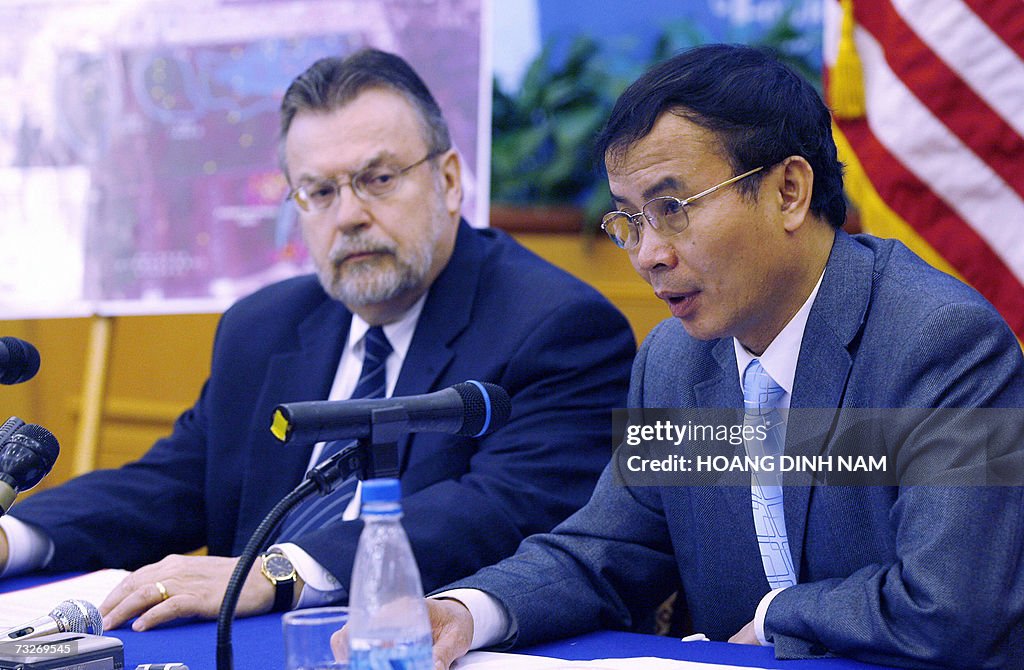 Dr Le Ke Son (R), Head of Office 33 (in...