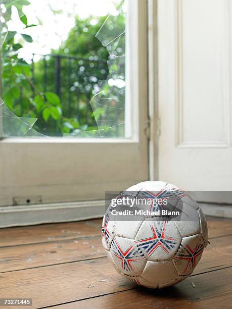 Ball Break Window Broken Window Ball House Photos et images de collection - Getty Images
