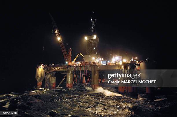 Photo datee du 15 janvier 2007 d'une plateforme petroliere durant une tempete en Mer de Norvege. AFP PHOTO MARCEL MOCHET