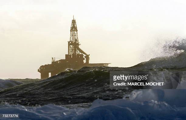 Photo datee du 15 janvier 2007 d'une plateforme petroliere durant une tempete en mer de Norvege. AFP PHOTO MARCEL MOCHET